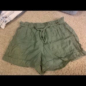 American Eagle green camp short